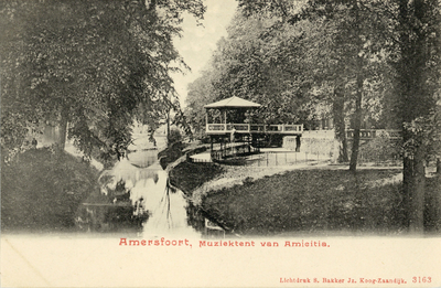 12825 Gezicht op de Westbuitensingel in het Plantsoen-Zuid te Amersfoort uit het oosten; met de muziektent van ...